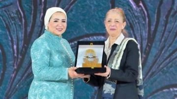 السيدة انتصار السيسي تكرم الفنانة التشكيلية نازلي مدكور في يوم المرأة العالمي