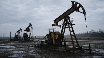 النفط يتجه لتحقيق مكاسب أسبوعية وسط محاولات أمريكية لتهدئة مخاوف نقص الإمدادات