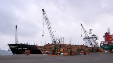 انتظام التشغيل بميناء دمياط واستمرار حركة الملاحة رغم سوء الأحوال الجوية انتظام التشغيل بميناء دمياط واستمرار حركة الملاحة رغم سوء الأحوال الجوية