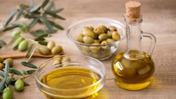 ماذا يحدث لجسمك عند تناول زيت الزيتون على الريق؟