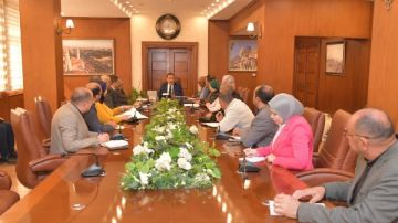 محافظ بورسعيد يسلم مساعدات مالية وغذائية ولحوم لعدد من الأسر