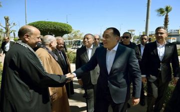 رئيس وزراء مصر يبدأ جولة بسوق العبور و كاري أون لمتابعة استقرار سلاسل الإمداد رئيس وزراء مصر يبدأ جولة بسوق العبور و كاري أون لمتابعة استقرار سلاسل الإمداد