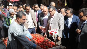 محافظ قنا يجري جولة ميدانية مفاجئة لمتابعة أسعار السلع الغذائية بسوق السهاريج محافظ قنا يجري جولة ميدانية مفاجئة لمتابعة أسعار السلع الغذائية بسوق السهاريج