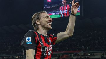 ميلان في مواجهة لاتسيو لمواصلة مطاردة صدارة الدوري الإيطالي