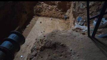 أهالي مطروح يشتكون من حفرة عميقة بحي سكني.. وشركة المياه ترد