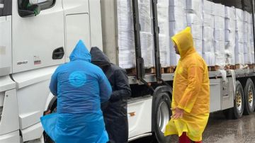 الهلال الأحمر يدفع بـ 60 ألف سلة غذائية وخيام عبر قافلة زاد العزة الـ 165