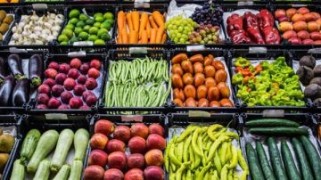 بعد زيادة أسعار الوقود نقيب الفلاحين يفاجئ المصريين ببشرى سارة بشأن أسعار الخضروات والفاكهة..تحركات حكومية للحفاظ على استقرار الأسواق بعد زيادة أسعار الوقود نقيب الفلاحين يفاجئ المصريين ببشرى سارة بشأن أسعار الخضروات والفاكهة..تحركات حكومية للحفاظ على استقرار الأسواق