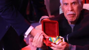 حسن شحاته يتبرع بميداليه ذهبية لتدشين مؤسسة الأهلي للتنمية المجتمعية.. صور حسن شحاته يتبرع بميداليه ذهبية لتدشين مؤسسة الأهلي للتنمية المجتمعية.. صور