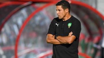 الوداد يقترب من إعادة الحسين عموتة لتولي تدريب الفريق