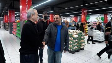 بزشيكان يتحدى القصف.. الرئيس الإيراني يتجول بأحد متاجر طهران