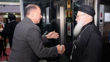 رئيس جامعة المنصورة يستقبل الأنبا أكسيوس للتهنئة بعيد الفطر