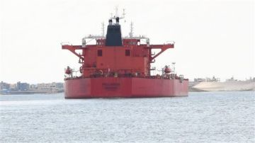 قناة السويس تشهد عبور 56 سفينة بإجمالي حمولات 2.6 مليون طن.. اليوم