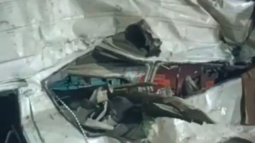 إصابة السائق.. قطار يصطدم بأتوبيس في مزلقان الهوارية ببرج العرب إصابة السائق.. قطار يصطدم بأتوبيس في مزلقان الهوارية ببرج العرب