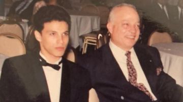 تامر عبدالمنعم ينشر صورة نادرة مع والده: مش عارف شكلي كان كده إزاي