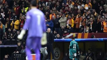 سلوت يدافع عن محمد صلاح بعد خسارة ليفربول أمام جالطه سراي سلوت يدافع عن محمد صلاح بعد خسارة ليفربول أمام جالطه سراي