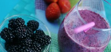 طريقة عمل عصير التوت والمانجو والفراولة.. مذاق رائع وفوائد متعددة