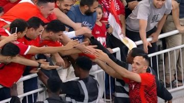 لقطة مؤثرة لـ ناصر منسي مع الجماهير عقب الفوز على السعودية.. شاهد