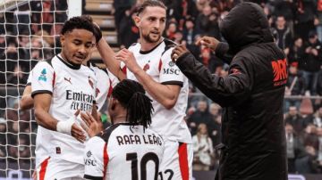 ميلان يخطف فوزا قاتلا من كريمونيزي قبل ديربي الحسم