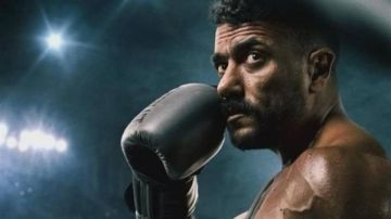 أحمد العوضي يمر بانهيار عصبي بعد وفاة زوجته روح في الحلقة 21 من علي كلاي