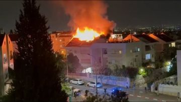 صاروخ إيراني يحمل قنابل عنقودية يستهدف إسرائيل ويلحق أضرارا بمبان ومنشآت