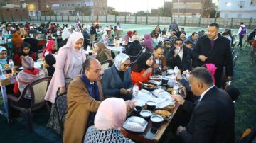 موجز أخبار الوادي الجديد .. المحافظ تشارك أهالي الشيخ والي مائدة الإفطار الرمضاني وتلتقي المواطنين في لقاء جماهيري بمركز الشباب