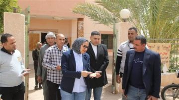 في جولة مفاجئة.. محافظ الوادي الجديد تحيل العاملين بوحدة صحية للتحقيق لعدم الانضباط الإداري