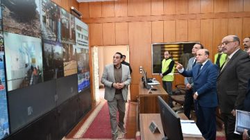 محافظ الغربية يتابع من مركز سيطرة الشبكة الوطنية أكبر حملة لإزالة بؤر القمامة بحي ثان طنطا ويؤكد: الحملات مستمرة وستصل لكل شارع في المراكز والمدن والقرى محافظ الغربية يتابع من مركز سيطرة الشبكة الوطنية أكبر حملة لإزالة بؤر القمامة بحي ثان طنطا ويؤكد: الحملات مستمرة وستصل لكل شارع في المراكز والمدن والقرى