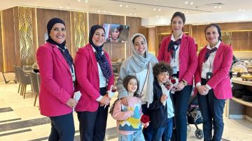 مطار القاهرة يحتفل بعيد الأم مع المسافرات في صالات الركاب .. صور مطار القاهرة يحتفل بعيد الأم مع المسافرات في صالات الركاب .. صور