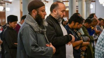 هل الحركة الكثيرة تبطل الصلاة؟ علي جمعة يجيب هل الحركة الكثيرة تبطل الصلاة؟ علي جمعة يجيب