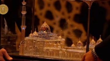 وزير الأوقاف يهدي الرئيس السيسي هدية تذكارية باحتفالية ليلة القدر