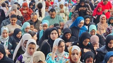 الأزهر يحذر: صلاة المرأة بجوار الرجل في العيد باطلة عند الأحناف ومكروهة عند جمهور الفقهاء