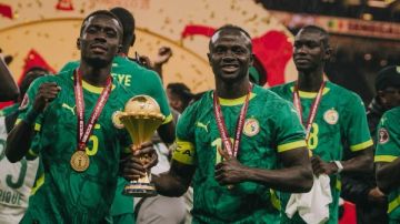  زلزال في داكار .. كيف استقبلت الصحف السنغالية قرار كاف بسحب اللقب ومنحه للمغرب؟