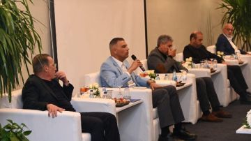 محافظ جنوب سيناء ووزير السياحة يعقدان لقاء موسعا مع مستثمري شرم الشيخ لتطوير القطاع السياحي