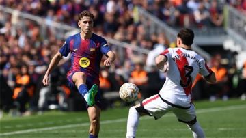 رأسية رونالد أراوخو تقود برشلونة لفوز صعب على رايو فاليكانو في الدوري الإسباني