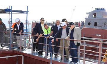 قناة السويس: بناء 10 قاطرات بحرية جديدة لدعم المجرى الملاحي