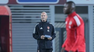 مدرب مفاجأة يقترب من قيادة الأهلي خلفا لتوروب