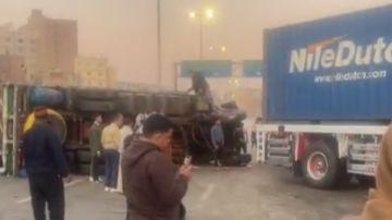 إنقلاب سيارة نقل وتحطم عدد من السيارات أعلى دائري المريوطية إنقلاب سيارة نقل وتحطم عدد من السيارات أعلى دائري المريوطية