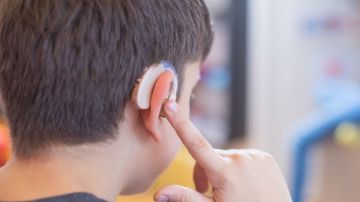 حصر الطلاب ضعاف السمع بالمدارس الحكومية لتفعيل مبادرة سماعات الأذن للأطفال 