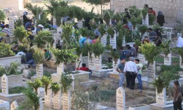 حكم زيارة المقابر في العيد للرجال أو للنساء.. مستشار المفتى السابق يجيب