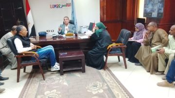 رئيس مدينة إسنا يعقد اجتماعا مع لجنة التسعير و إزالة شدة خشبية مخالفة في المهد