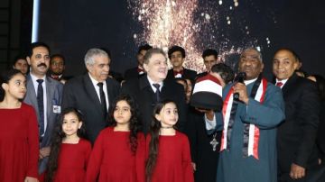  عمامة الأزهر و القلنسوة المسيحية ترسمان علم مصر فى احتفالية حزب الوفد.. صور