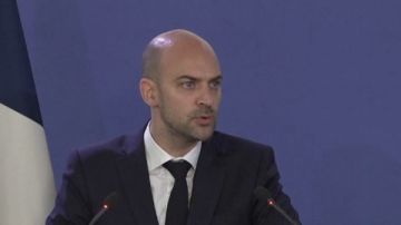 فرنسا تستعد لتسيير رحلات لإعادة رعاياها العالقين بالشرق الأوسط فرنسا تستعد لتسيير رحلات لإعادة رعاياها العالقين بالشرق الأوسط