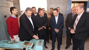 محافظ المنوفية يتابع سير العملية التعليمية في مدرستى قويسنا الصناعية والصفا الثانوية للتمريض صور