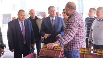 محافظ دمياط يتابع حركة البيع والشراء داخل سوق الجملة بشطا ميدانيا