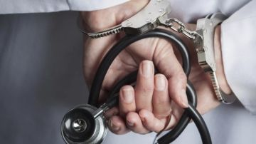 حاول استدراجها لممارسة الحرام.. ضبط طبيب تحرش بقريبته الطفلة في أكتوبر