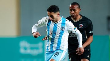 هانى أبوريدة يطمئن على الحالة الصحية لـ نجم بيراميدز بعد سقوطه فى مباراة بتروجيت