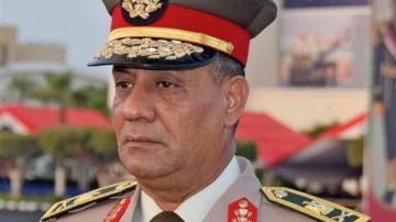 وزير الدفاع يوصي رجال القوات المسلحة بالحفاظ على أعلى درجات الاستعداد القتالي