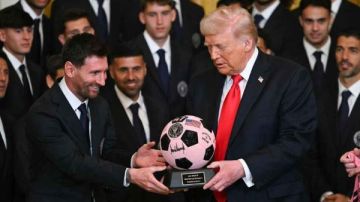 إشادة من البيت الأبيض.. ترامب يصف الأهلي بالنادي الموهوب بشكل لا يصدق والافضل في مصر إشادة من البيت الأبيض.. ترامب يصف الأهلي بالنادي الموهوب بشكل لا يصدق والافضل في مصر