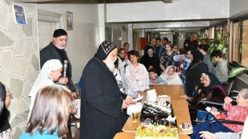 الأنبا ميخائيل يحتفل بعيد الأم مع مسنات مستشفى الأنبا برسوم الأنبا ميخائيل يحتفل بعيد الأم مع مسنات مستشفى الأنبا برسوم