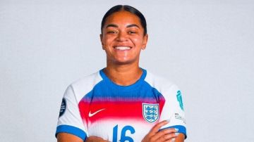 القضاء البريطاني يصدر حكما على رجل أرسل رسائل عنصرية لجيس كارتر